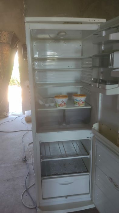 Продается холодильник с морозильной камерой