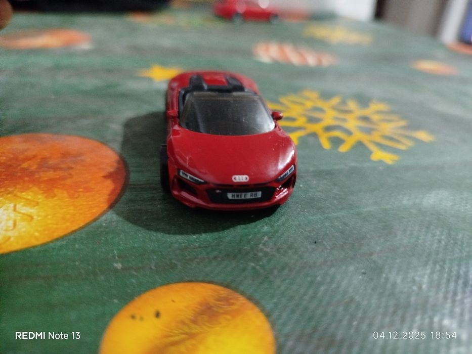 Dau aceste machete la schimb pe o macheta Dacia Logan .