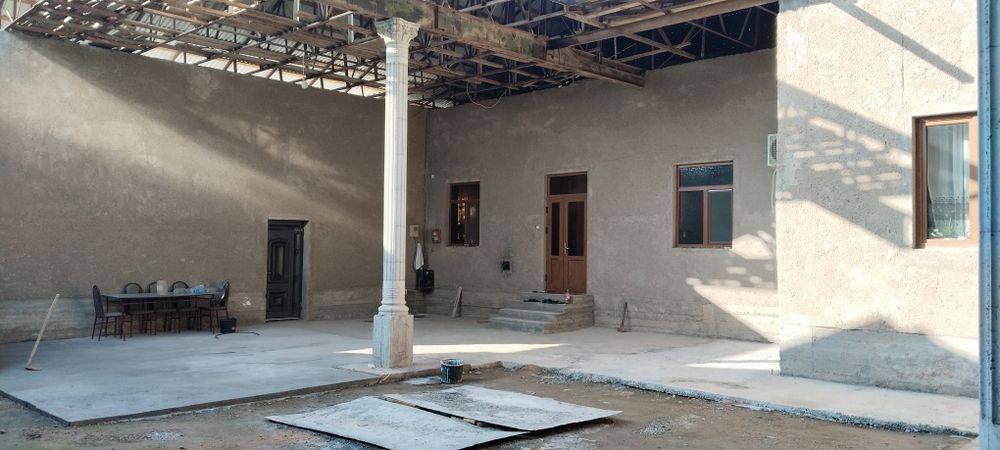 Хишрав балнитса олдида 10сотиклик 2 этажлик куриб битказилмаган ховли