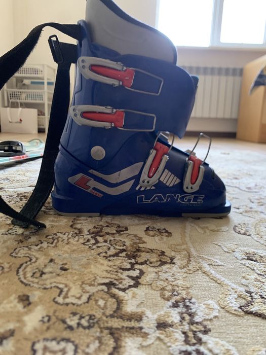 Лыжи и ботинки.