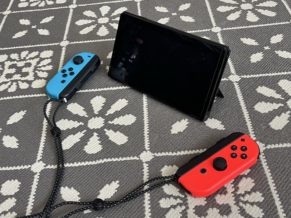 Vând Nintendo Switch oled + 9 jocuri, în stare foarte bună, bine întreținut, fără defecte, funcționează perfect.
