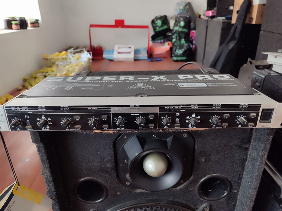 Пульт, кроссовер, 2та 300ваттли динамик корпуси билан сотилади