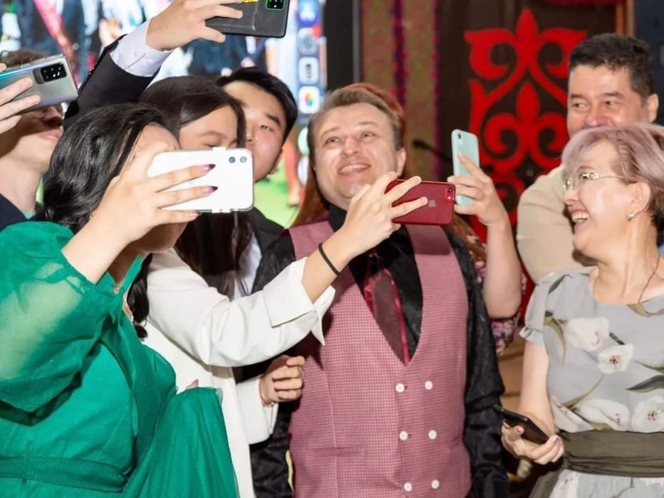 Ведущий Алексей Кожемякин из Алматы в Семее