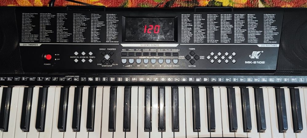 MK-2102 rusumli elektron sintezator (klavishli musiqa asbobi).
Bu asbo
