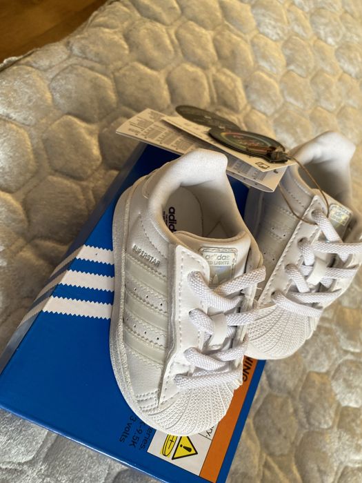 Чисто нови 25€ Adidas номер 22