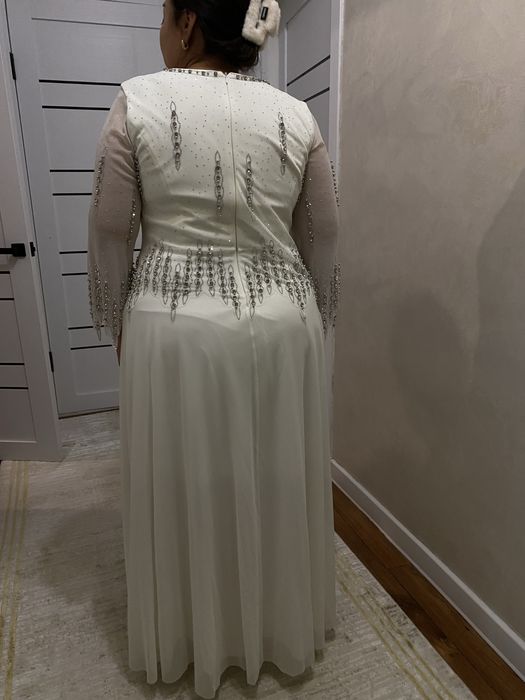 Белое платье со стразами