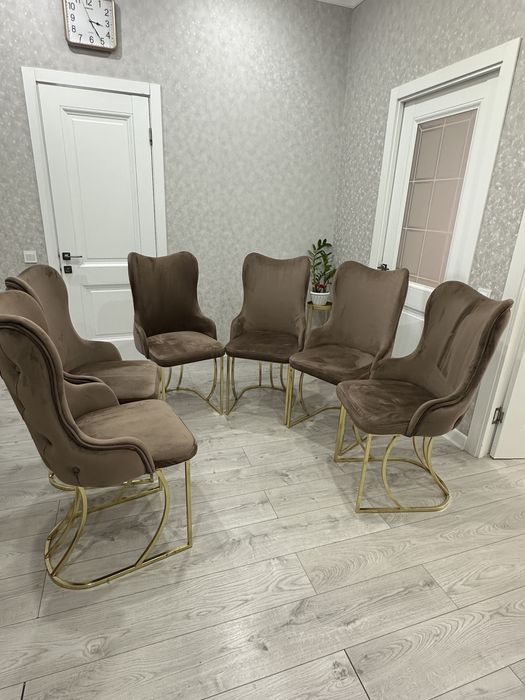 Продаётся Шикарный комплект : стол и 6 стулями