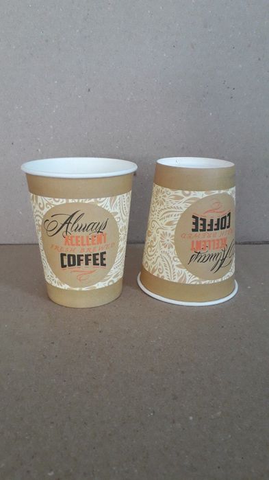 Бумажный одноразовый стакан.