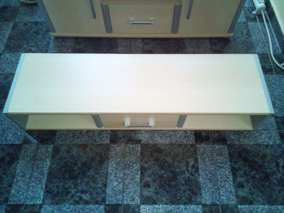 Vând comodă plus etajeră.