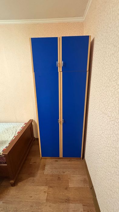Отдам бесплатно шкаф книжный шкаф письменный стол и кровати