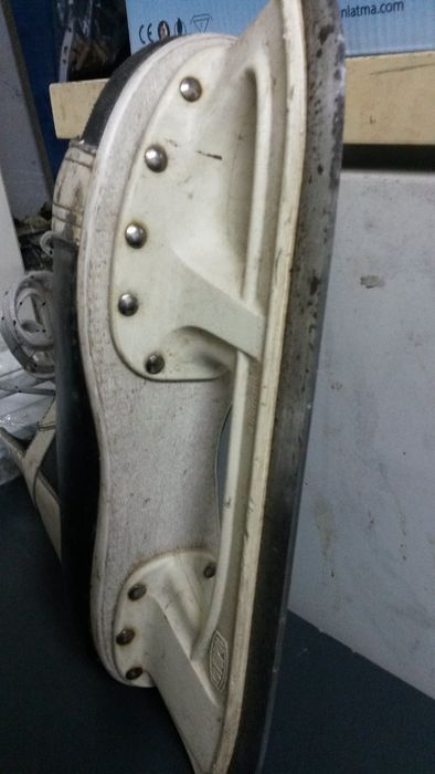 Продава кънки за лед