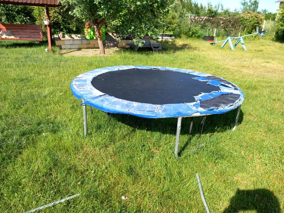 Vând trambulina 2.4 m