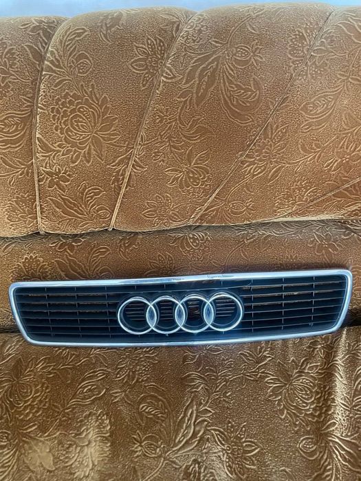 Продам ришотку от Audi 80 b4 капот ударили сверху немного вмятина