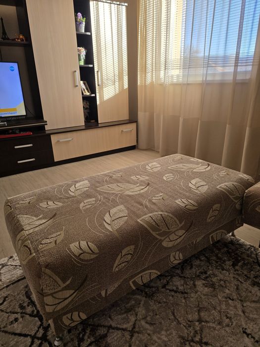 Разтегателен диван с табуретка