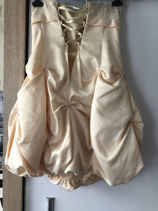 Официална (бална) къса рокля. Без забележки.