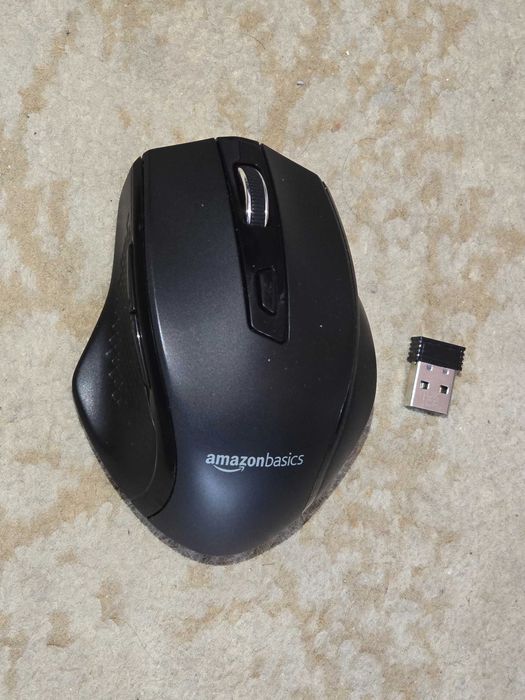 Amazon Basics Ergonomic Wireless Mouse , Souris G6B1-BK