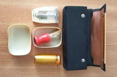 Trusă ras manuală de colecţie cu suport din piele