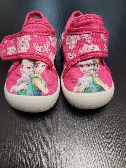 Продавам бебешки обувки