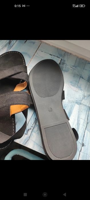 Sandale noi, nu le-am purtat niciodată deoarece breteaua din fața mă strânge.