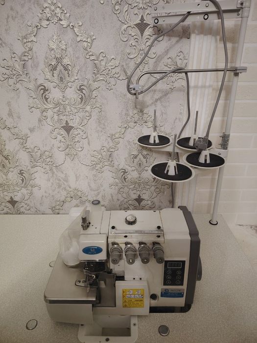 Продаётся швейная машинка оверлок