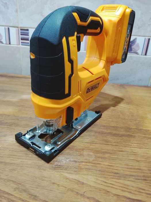 Fierestrău pendular DeWalt cu o baterie de 6a