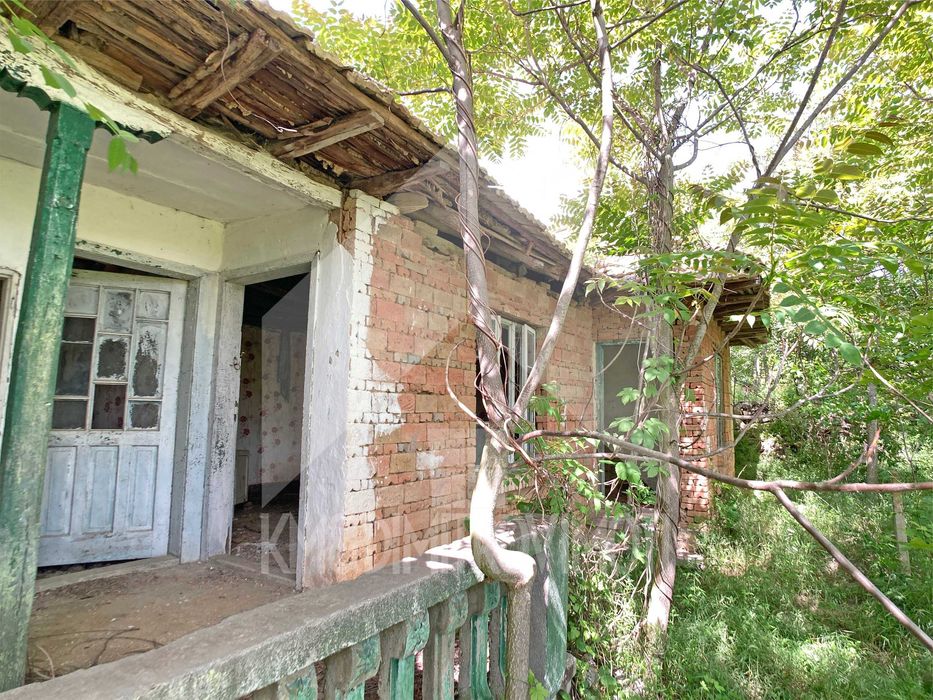 Продава ТУХЛЕНА селска къща на 15 км от града (общ. Нови пазар, Шумен)