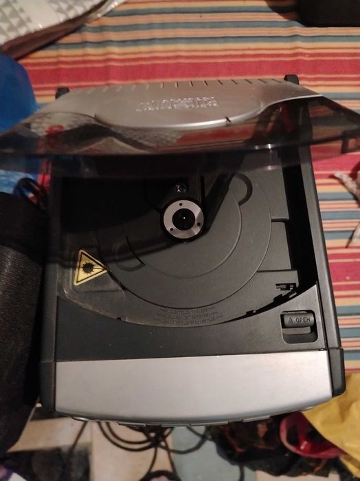 Уредба 3в1,диск,касета,радио, с колони уредба шарпни