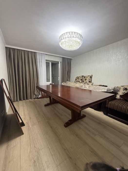 Продам стол под красное дерево .