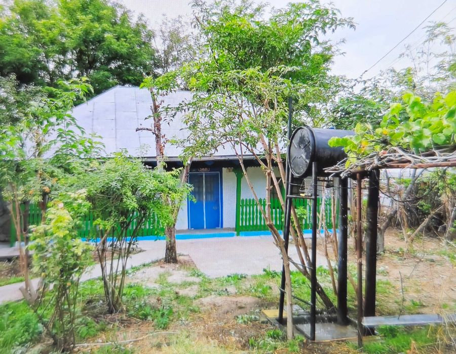 Vind casa taraneasca  linga Bucuresti  1000mp la 2 min de Lac