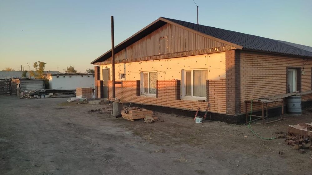 Каменщик, кладка кирпича