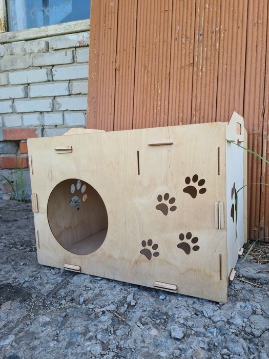 Деревянный домик для кошек , кошки