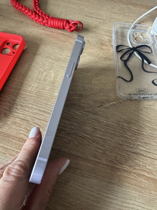 Iphone 14 с два кейса и зарядно