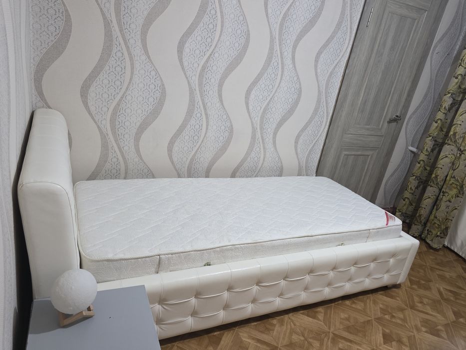 Кровать с матрасом