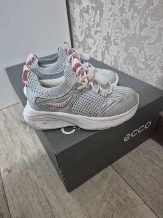 Продам кроссовки для девочки