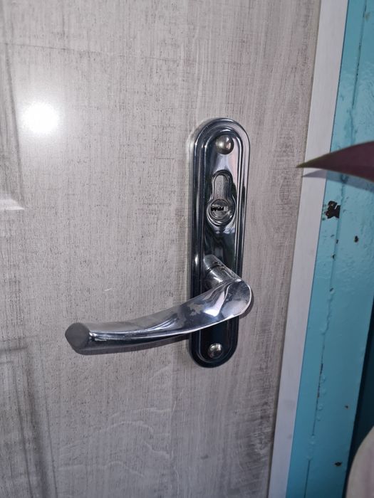 Продаётся металлическая входная дверь .