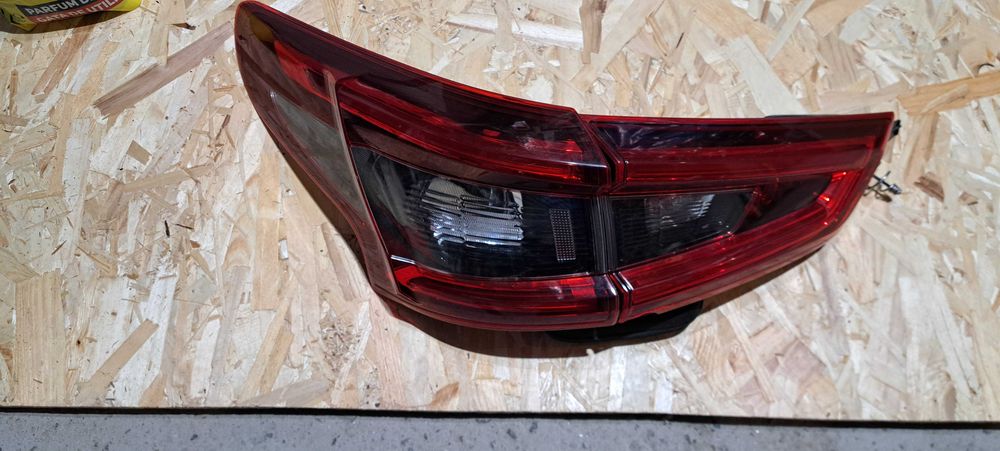 Lampa spate partea stingă Nisan  folosita!
