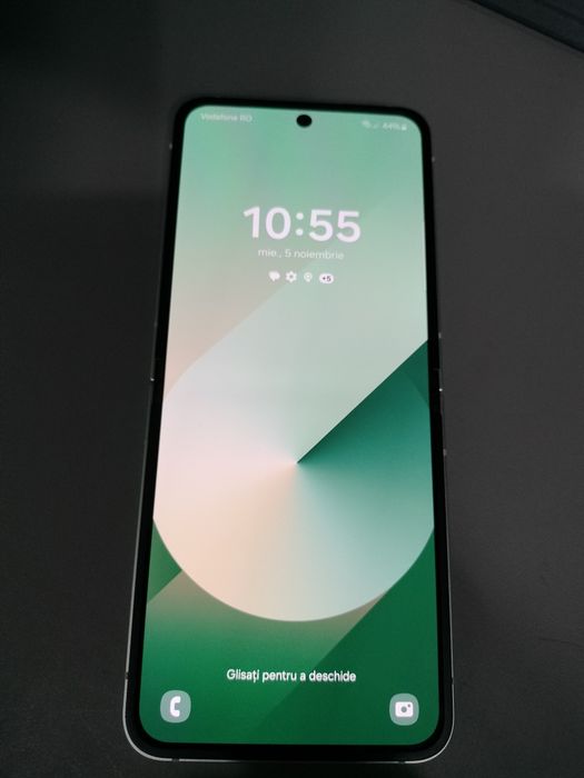 Samsung Z Flip 6 IMPECABIL ca NOU  12Gb-Ram 256Gb memorie