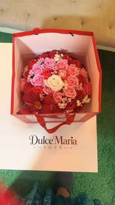 Aranjament premium cu  trandafiri de săpun în cutie – Cadou elegant