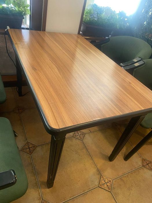 Stol va stullar komplekti sotiladi