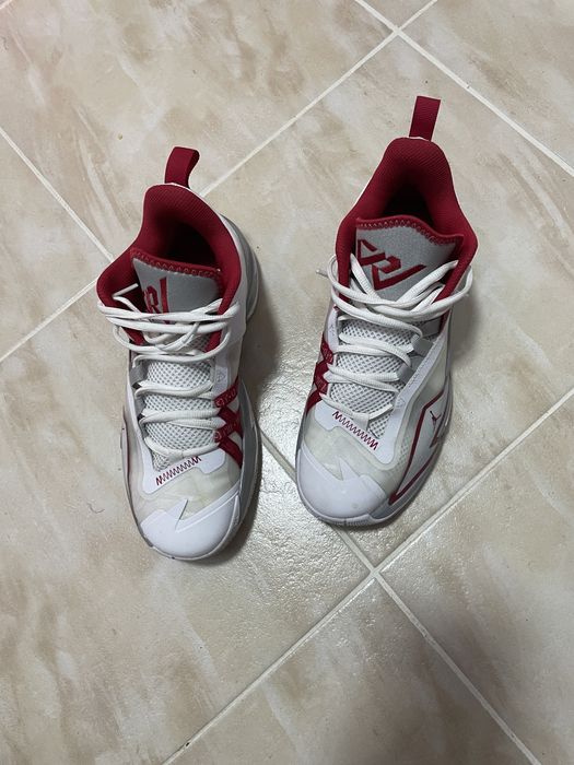 Adidasi jordan aproape noi