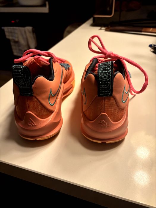 предлагам дамски маратонки в отлично състояние Nike