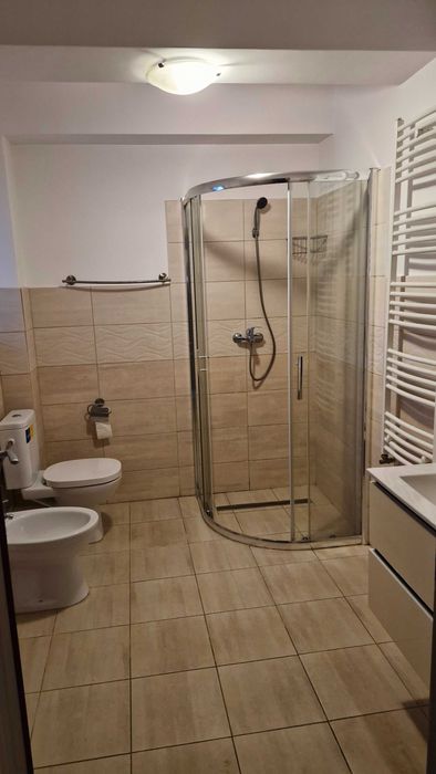 Proprietar, închiriez apartament cu 3 camere și garaj