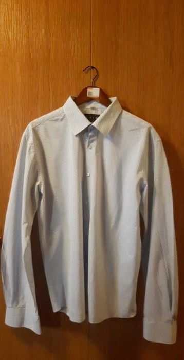 Елегантна бяла риза с тънко светлосиньо райе