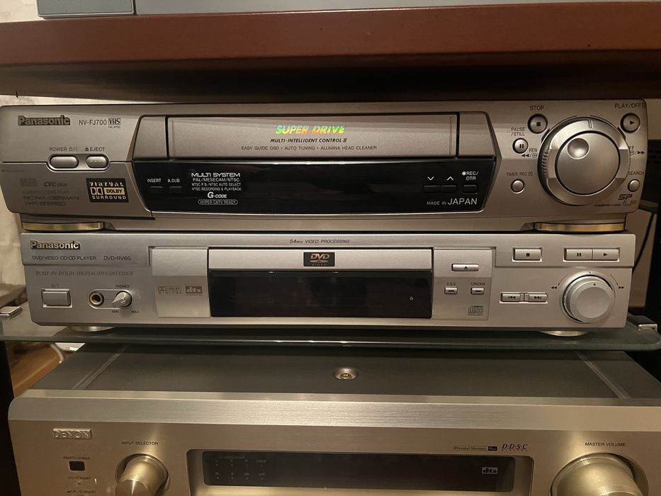 Домашний кинотеатр в комплекте.