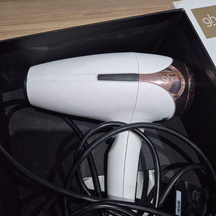 Продавам професионален сешоар ghd