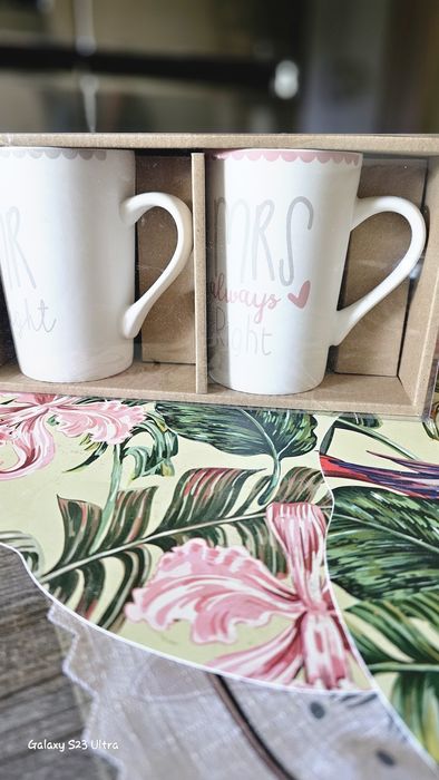 Две красиви чаши