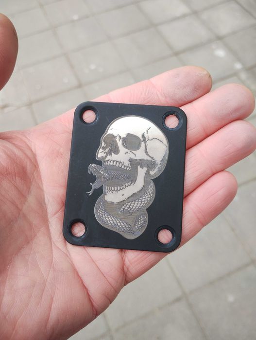 Гриф плочка за китара +метални копчета череп – Stratocaster Telecaster