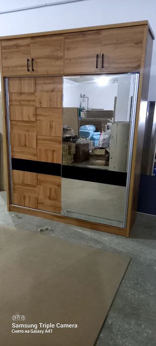 Ishlab chiqaruvchida shkaflar toplami