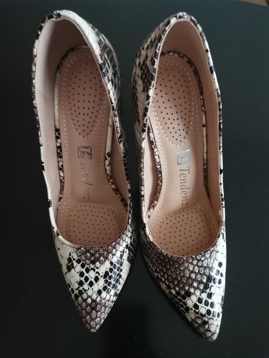 Змийски обувки на ток