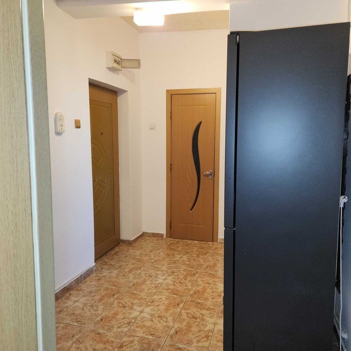 Vând apartament 3 camere, mobilat, vizavi de Hotel Select, 60 mp, aer condiţionat, maşină spălat vase, rufe, 2 debarale